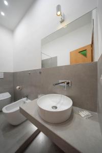 那不勒斯Capodichino Airport Home By Dimorra的一间带水槽、卫生间和镜子的浴室