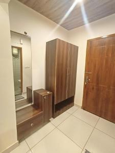 瑞诗凯诗Hotel Tapovanam Rishikesh的一间带木制橱柜和镜子的浴室