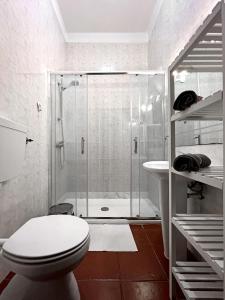新皮尼亚尔Casa Silva的带淋浴、卫生间和盥洗盆的浴室