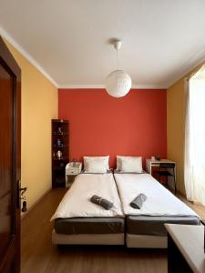 新皮尼亚尔Casa Silva的一间卧室配有一张红色墙壁的床