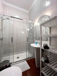 新皮尼亚尔Casa Silva的带淋浴和盥洗盆的浴室
