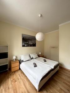 新皮尼亚尔Casa Silva的卧室配有一张白色大床和吊灯