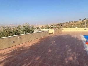 安曼Amman landscape farm的享有沙漠景致的屋顶