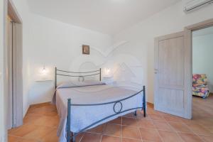 圣安德烈亚Casa Marida tra Cotoncello e Sant'Andrea - Goelba的一间白色客房内的蓝色床卧室