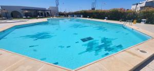 哈马马特Appartement marina hammamet的蓝色海水大型游泳池