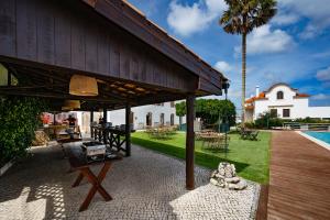 麦奥尔卡Quinta d'Anta- Hotel Rural的一个带野餐桌和棕榈树的亭子