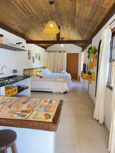 帕拉蒂Villa Tiê Paraty的酒店客房带两张床和厨房