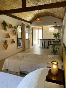帕拉蒂Villa Tiê Paraty的一间卧室配有一张大床和一张桌子