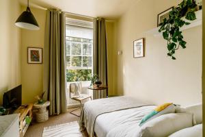 伦敦Mason & Fifth, Primrose Hill的一间卧室设有一张床和一个窗口