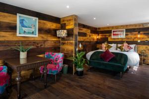 拉尔沃思湾石灰石酒店的卧室配有一张床和一张桌子及椅子