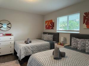 迈阿密PARADISE II MIAMI BEACH HOUSE的一间卧室设有两张单人床和一个窗户。