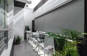 齐克拉约ESCALA BUSINESS HOTEL的用餐室配有桌椅和植物
