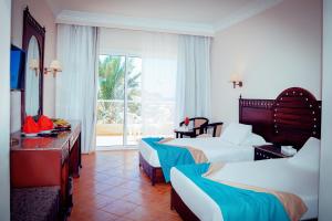 马萨阿拉姆Utopia Beach Club的酒店客房设有两张床和窗户。