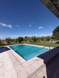 迈普Finca Las Acacias的蓝色天空的院子中的游泳池