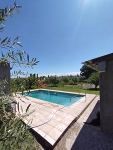 迈普Finca Las Acacias的一座房子旁的院子内的游泳池