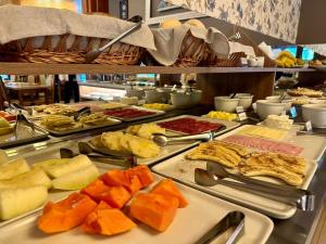 格拉玛多格拉玛朵酒店的自助餐,展示了多种不同类型的食物