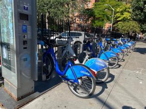 纽约East Harlem Hostel的停在停车计时器旁边的一排蓝色自行车