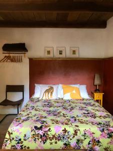 桑塔克鲁茨卡巴利亚Casa Pintassilgo mini的一间卧室配有一张大床和色彩缤纷的毯子
