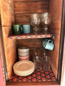 桑塔克鲁茨卡巴利亚Casa Pintassilgo mini的木柜,带盘子,碗和玻璃杯