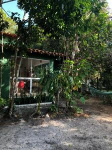 桑塔克鲁茨卡巴利亚Casa Pintassilgo mini的前面有棵树的绿色房子