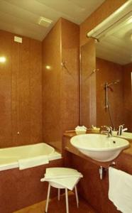 塞勒里古里维埃拉酒店的浴室配有盥洗盆和浴缸。