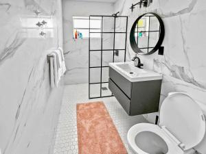 帕诺滩Tropical 2-Bedroom 1-Bath Private Key West-like Home Close To Beach的白色的浴室设有水槽和镜子