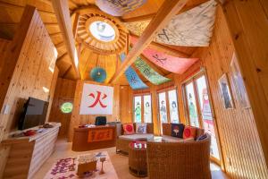 淡路GRAND CHARIOT Hokutoshichisei 135°的客厅设有大型木制天花板和时钟