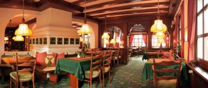 维林根Hotel zum Forsthaus的一间在房间内配有桌椅的餐厅