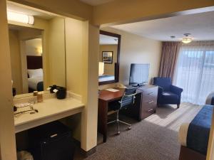 海恩尼斯海恩尼斯旅游客栈的酒店客房设有书桌和卧室。