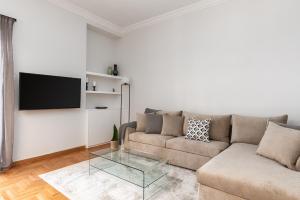 雅典KASO - Fotomara的客厅配有沙发和墙上的电视