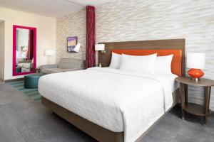 玛丽湖Home2 Suites By Hilton Lake Mary Orlando的一间带大床的卧室和一间客厅