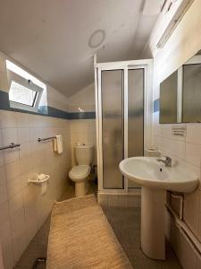 佩尼亚什达绍迪HI Serra da Estrela - Pousada de Juventude的一间带水槽和卫生间的浴室
