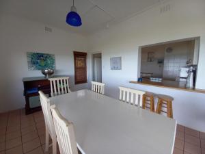 津瓦兹海滩Ocean rush Seagull的用餐室以及带白色桌椅的厨房