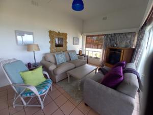 津瓦兹海滩Ocean rush Seagull的客厅配有沙发、椅子和壁炉