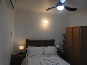 BelmontBelview Apartments的一间卧室配有一张带吊扇的床