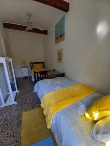 津瓦兹海滩Ocean rush barracuda的一间卧室配有两张带黄色枕头的床