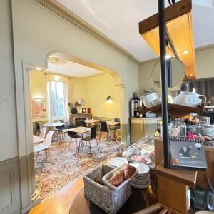 迪纳尔Cit'Hotel Les Alizes的厨房和带桌子的客厅