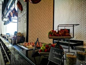 蒙特雷The Westin Monterrey Valle的水果和蔬菜在柜台上的展示