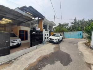 TanjungkarangFifa Homestay & Villa 2BR的停在房子前面的白色汽车
