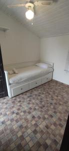 科尼尔-德拉弗龙特拉Villa Conil的一间铺有瓷砖地板的卧室内提供一张床
