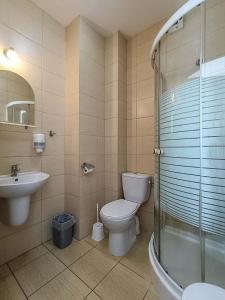 库特诺Sami Swoi Kutno的浴室配有卫生间、盥洗盆和淋浴。