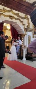 阿亚库乔Casona Valdelirios Hotel的站在房间里的新娘和新郎