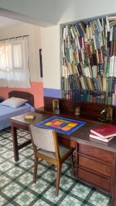 科恰班巴El Pueblito的一间设有一张写有大量书籍的书桌的房间