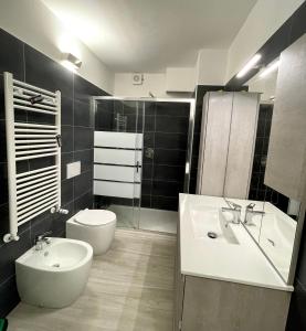 切萨诺博斯科内Sun shine的浴室配有盥洗盆、卫生间和盥洗盆。