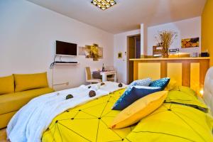 赫瓦尔Villa Softic的一间卧室配有一张大床和枕头