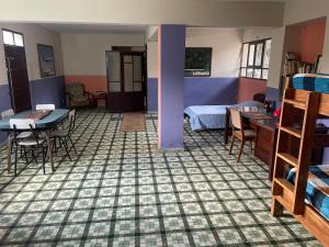 科恰班巴El Pueblito的配有一张床和一张桌子及椅子的房间
