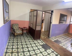 科恰班巴El Pueblito的一个空房间,有门和椅子