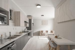 米德兰Tranquil Zen Oasis in Midrand: The Perfect Retreat的白色的厨房配有水槽和桌子