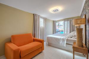 洛斯克里斯蒂亚诺斯Villa 4bed private pool en Los Cristianos的卧室里的橙色椅子,卧室里设有床和窗户