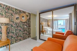 洛斯克里斯蒂亚诺斯Villa 4bed private pool en Los Cristianos的一间带橙色沙发的客厅和一间卧室